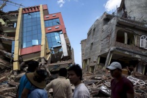 Immeuble effondré à Katmandou après le séisme d'une magnitude de 7,3 sur l'échelle de Richter qui a ébranlé le Népal mardi. Ce nouveau violent séisme a fait au moins 41 morts et plus de 1.000 blessés, des bâtiments fragilisés par le tremblement de terre du 25 avril s'étant effondrés. /Photo prise le 12 mai 2015/REUTERS/Athit Perawongmetha